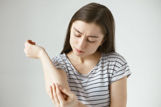 Αλλεργίες στο δέρμα: Τι μπορεί να τις πυροδοτήσει και πώς πρέπει να φροντίσουμε τα σημάδια