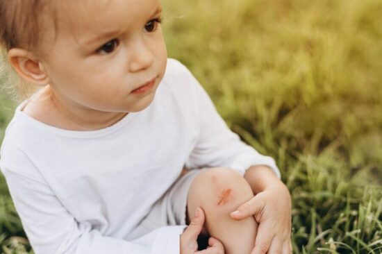 Η καταλληλότερη φροντίδα για τα παιδικά χτυπήματα: Πώς περιποιούμαστε τις ανοιχτές πληγές